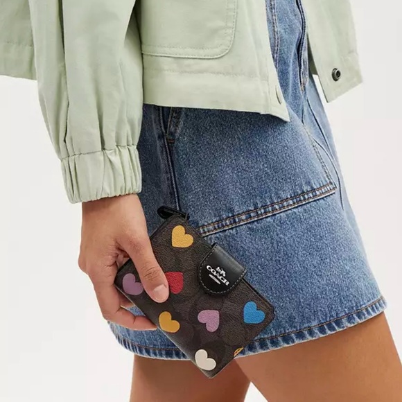 Coach Medium Corner Zip Wallet In Signature Canvas With Heart Print - Picture 4 of 4